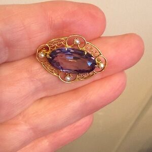 Elegant 14 k Gold amethyst brooch
With genuine pearl accents
Excellent condition